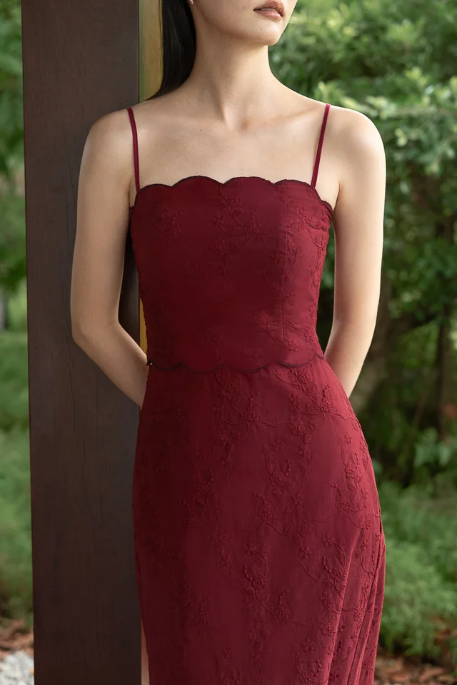 FREESIA PADDED EMBROIDERED FLORAL CONTRAST SCALLOP TRIM TOP (WINE)