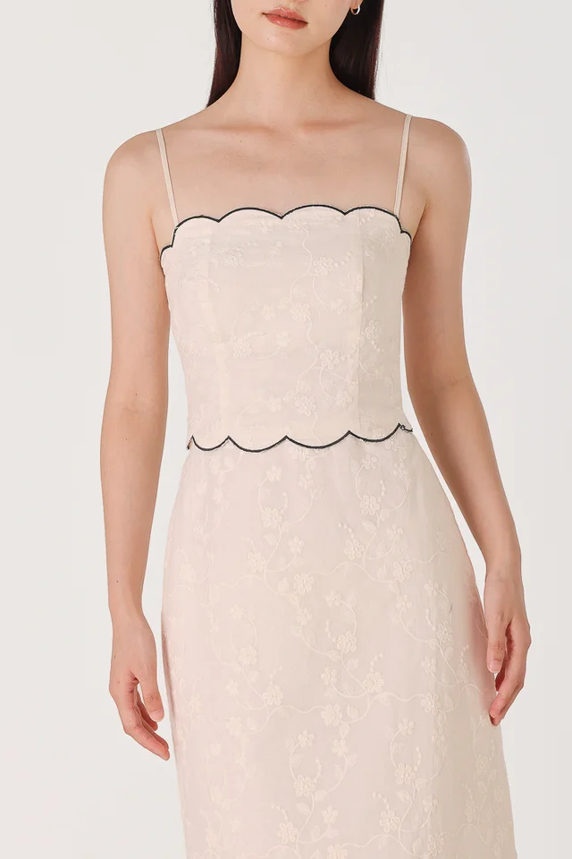 FREESIA PADDED EMBROIDERED FLORAL CONTRAST SCALLOP TRIM TOP (OAT)