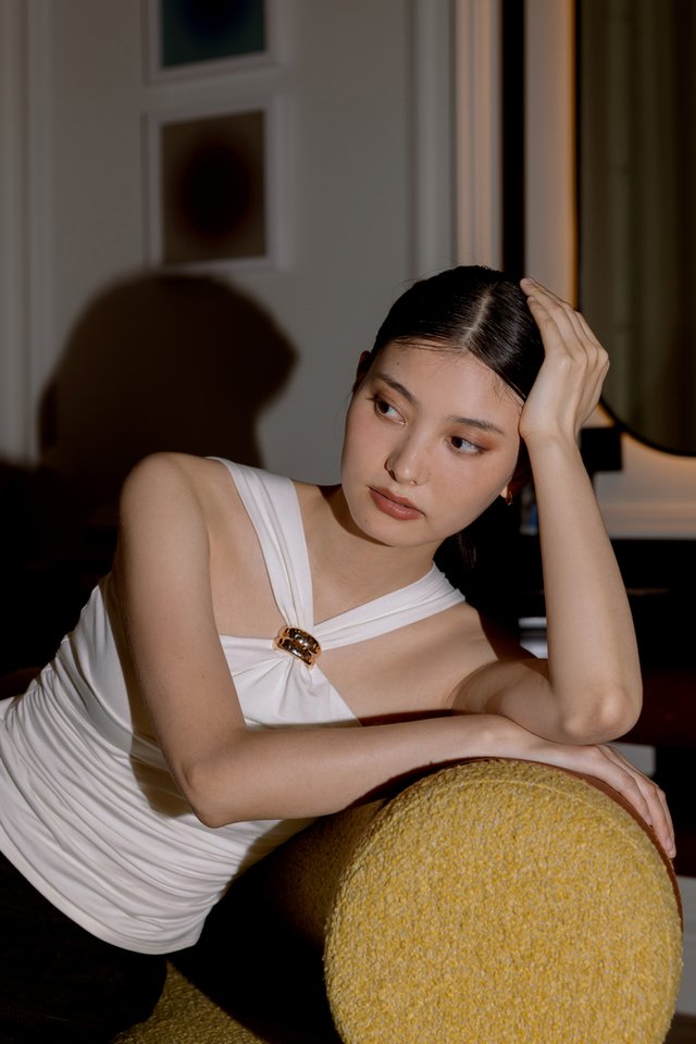 LIORA PADDED METAL ORNAMENT HALTER TOP (WHITE)