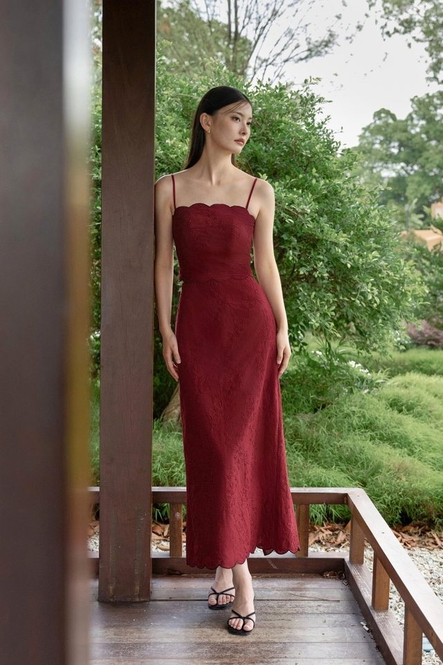 FREESIA EMBROIDERED FLORAL CONTRAST SCALLOP HEM MIDAXI SKIRT (WINE)