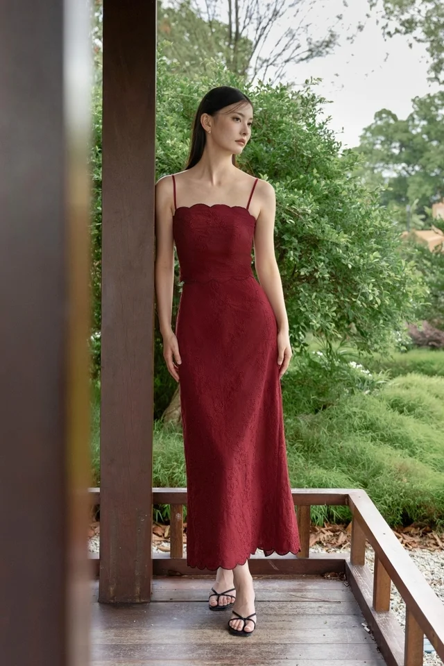 FREESIA EMBROIDERED FLORAL CONTRAST SCALLOP HEM MIDAXI SKIRT (WINE)
