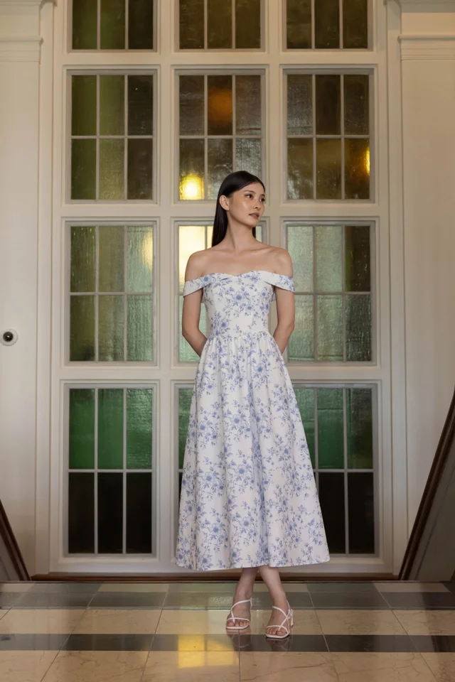CAMELLIA PADDED LINEN PORCELAIN FLORAL OFF-SHOULDER SWEETHEART MIDAXI DRESS