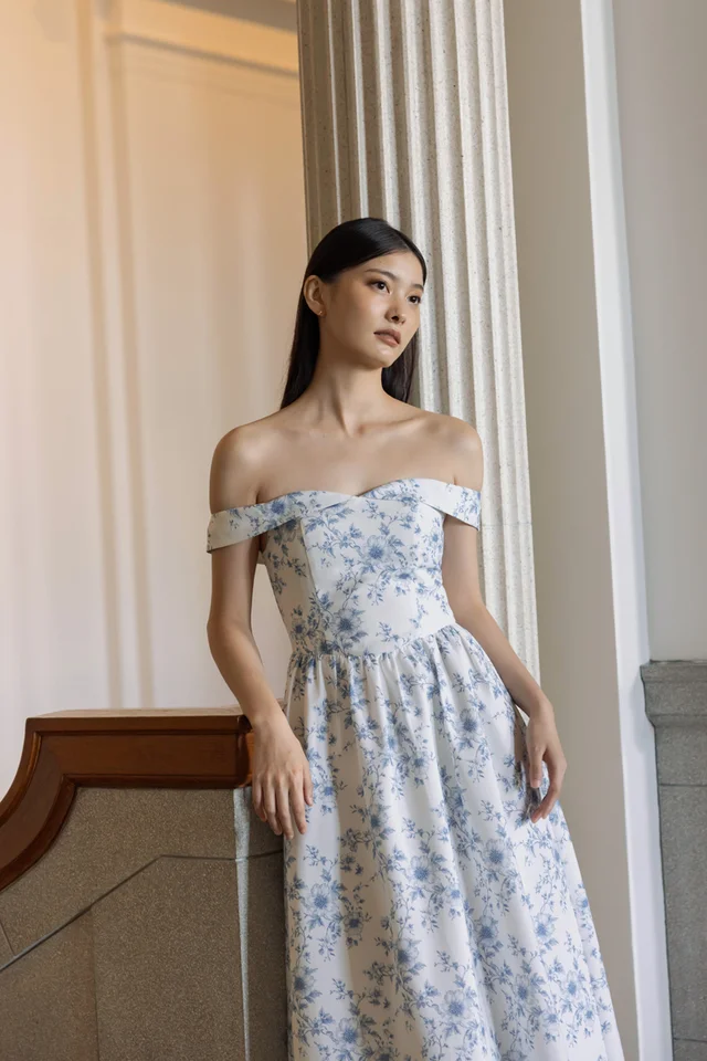 CAMELLIA PADDED LINEN PORCELAIN FLORAL OFF-SHOULDER SWEETHEART MIDAXI DRESS