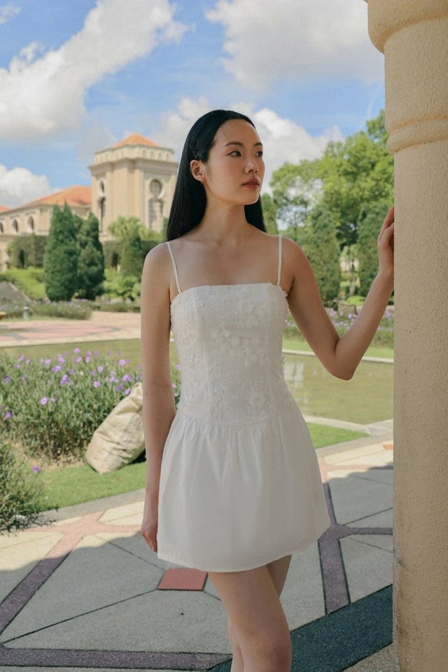 IRIS PADDED EMBROIDERED FLORAL MESH TWO-WAY SKORTS DRESS (WHITE)