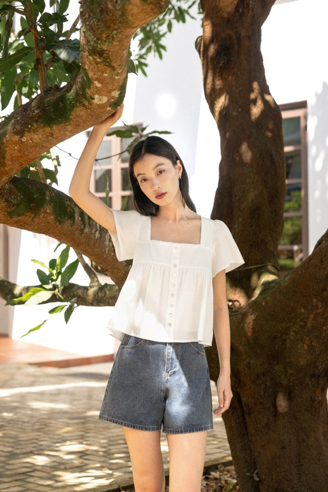 LUCELIA FLUTTER SLEEVE BUTTON BLOUSE (WHITE)