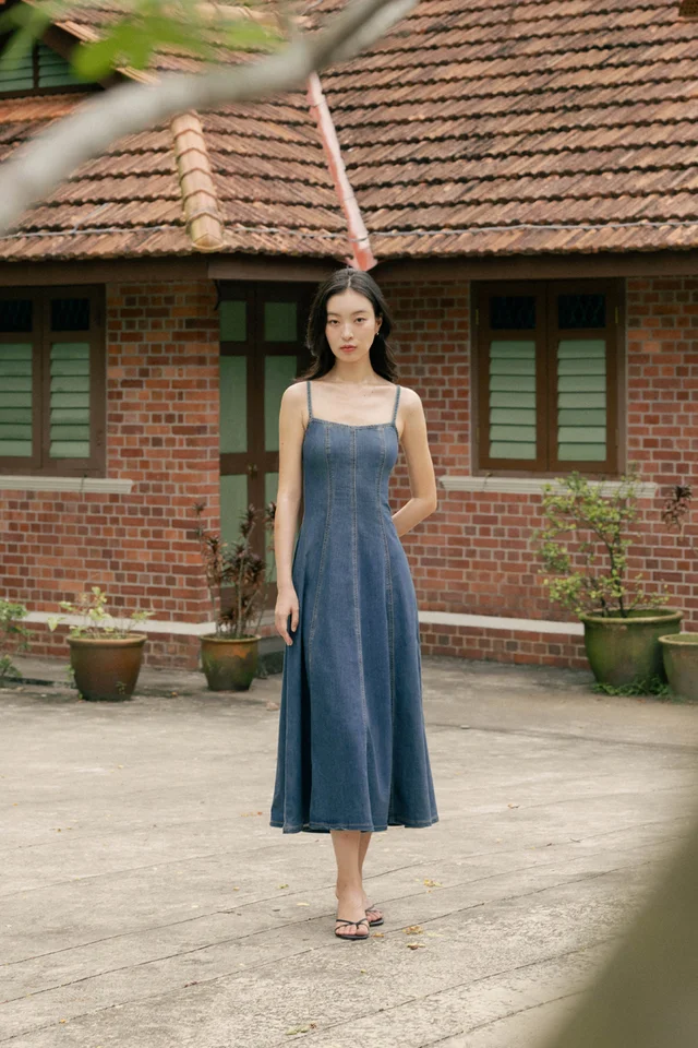 GOOD GRACE PANEL FLARE DENIM MIDAXI DRESS