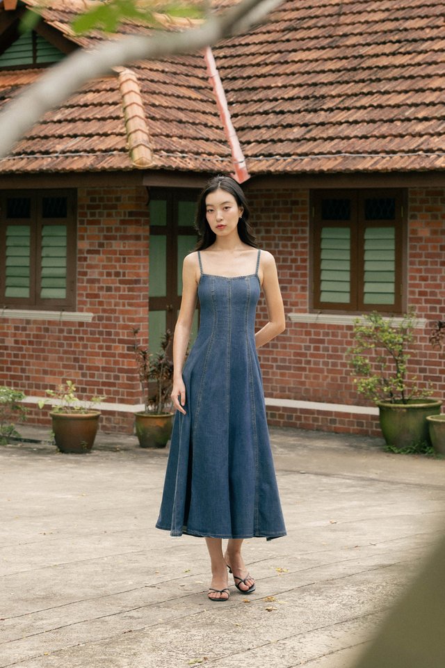 GOOD GRACE PANEL FLARE DENIM MIDAXI DRESS