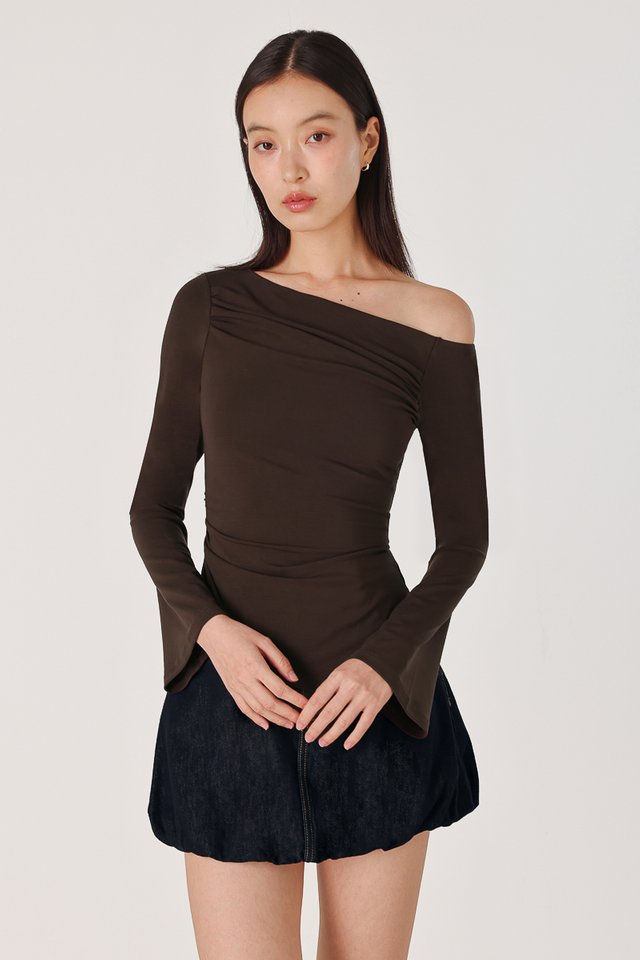 ELDORA FLARE SLEEVE OFF-SHOULDER SLANT HEM TOP (ESPRESSO)