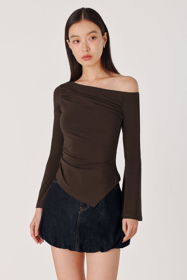 ELDORA FLARE SLEEVE OFF-SHOULDER SLANT HEM TOP (ESPRESSO)