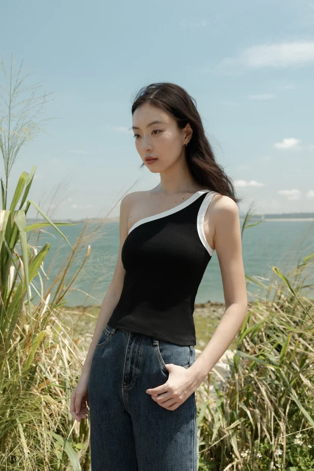 NOREEN PADDED CONTRAST TRIM RIBBED TOGA TOP (BLACK WITH WHITE TRIM)