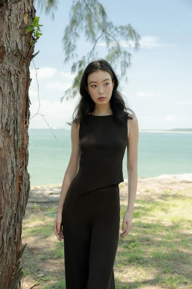 MARLOWE RIBBED BOAT NECK LETTUCE HEM TOP (ESPRESSO)