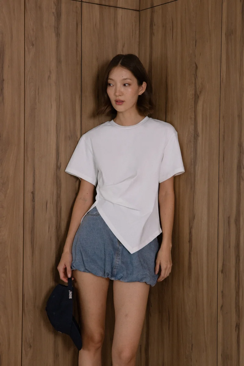 IVELLE COTTON SIDE RUCHED SLANT HEM BOXY TEE (WHITE) | Lovet