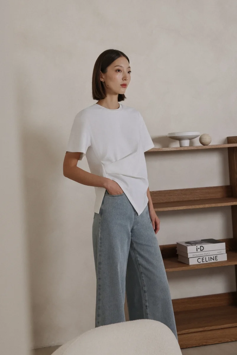 IVELLE COTTON SIDE RUCHED SLANT HEM BOXY TEE (WHITE) | Lovet