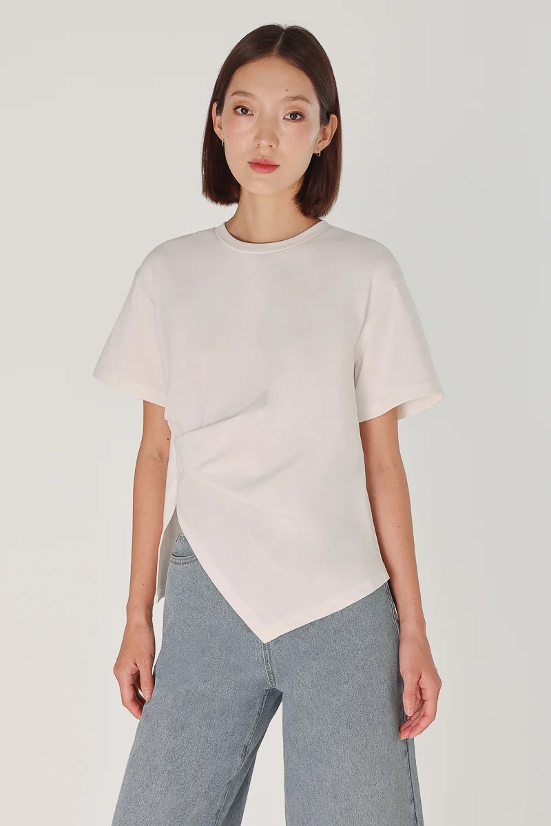 IVELLE COTTON SIDE RUCHED SLANT HEM BOXY TEE (WHITE) | Lovet