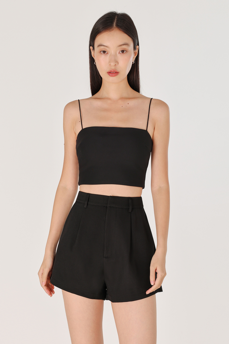 JAMILA BASIC PLEATED MOM SHORTS (BLACK) | Lovet