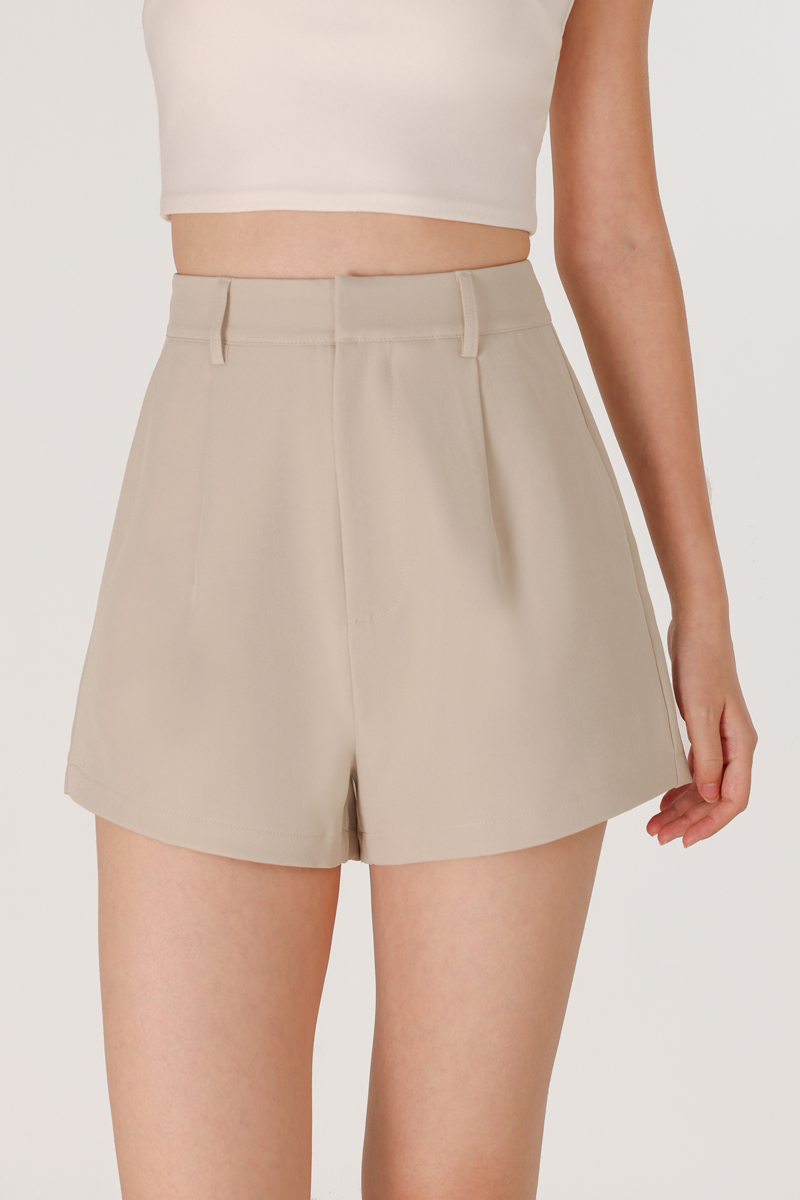 JAMILA BASIC PLEATED MOM SHORTS (CLAY) | Lovet