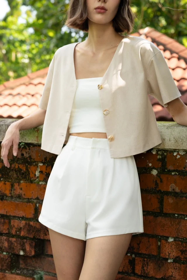 JAMILA BASIC PLEATED MOM SHORTS (WHITE)