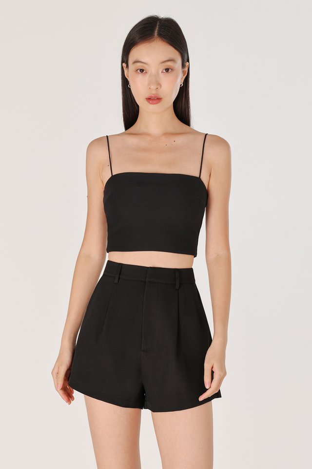 JAMILA BASIC PLEATED MOM SHORTS (BLACK)