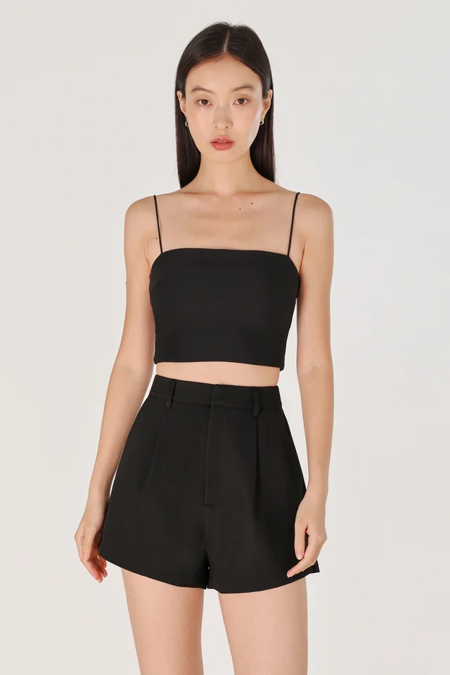 JAMILA BASIC PLEATED MOM SHORTS (BLACK)