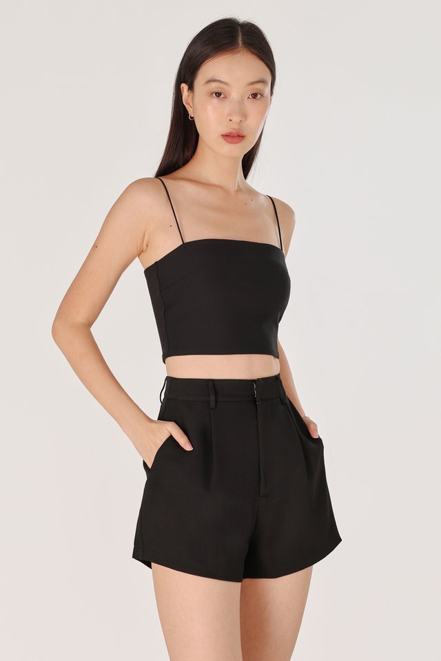 JAMILA BASIC PLEATED MOM SHORTS (BLACK)
