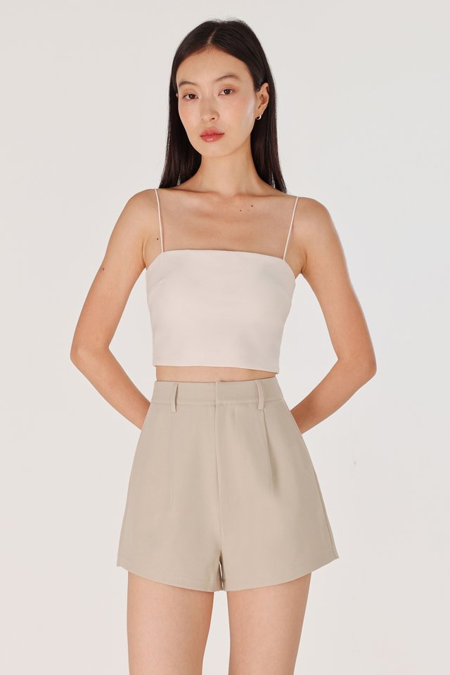 JAMILA BASIC PLEATED MOM SHORTS (CLAY)