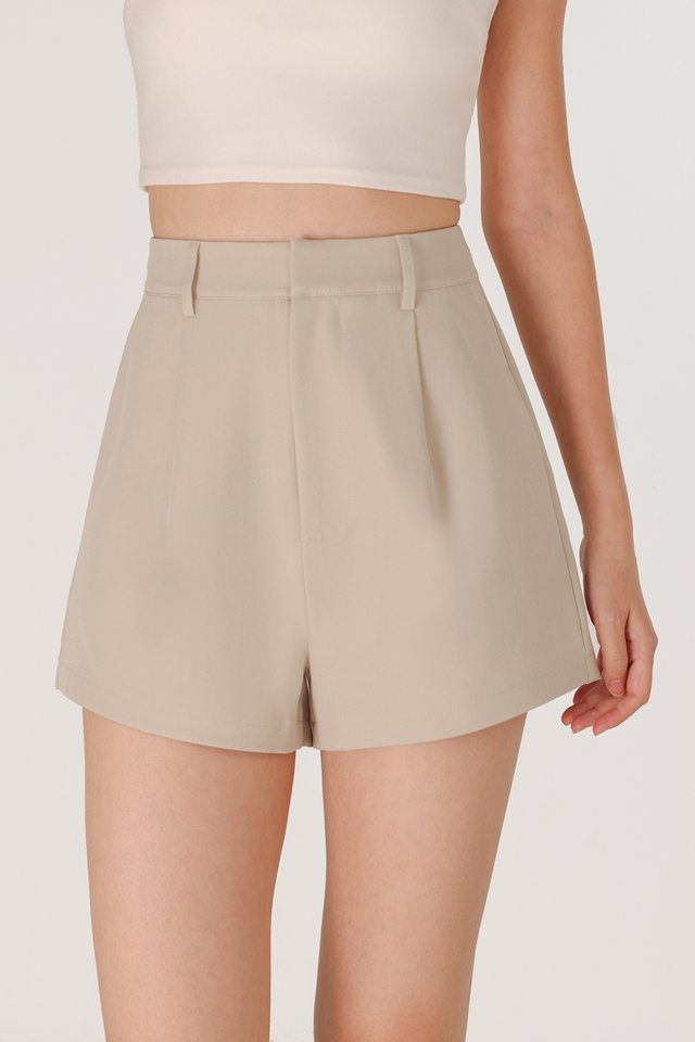 JAMILA BASIC PLEATED MOM SHORTS (CLAY)