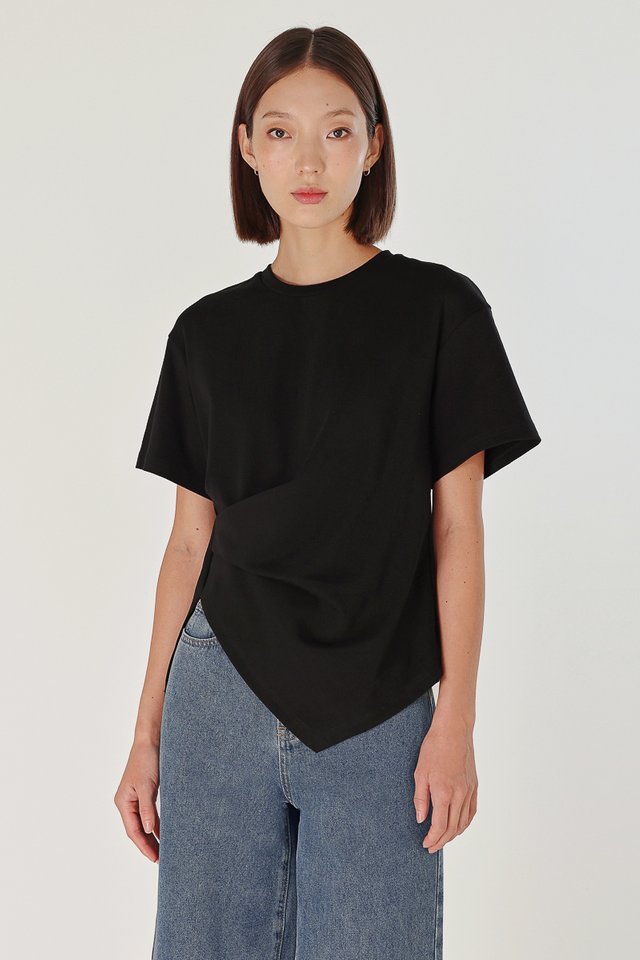 IVELLE COTTON SIDE RUCHED SLANT HEM BOXY TEE (BLACK)