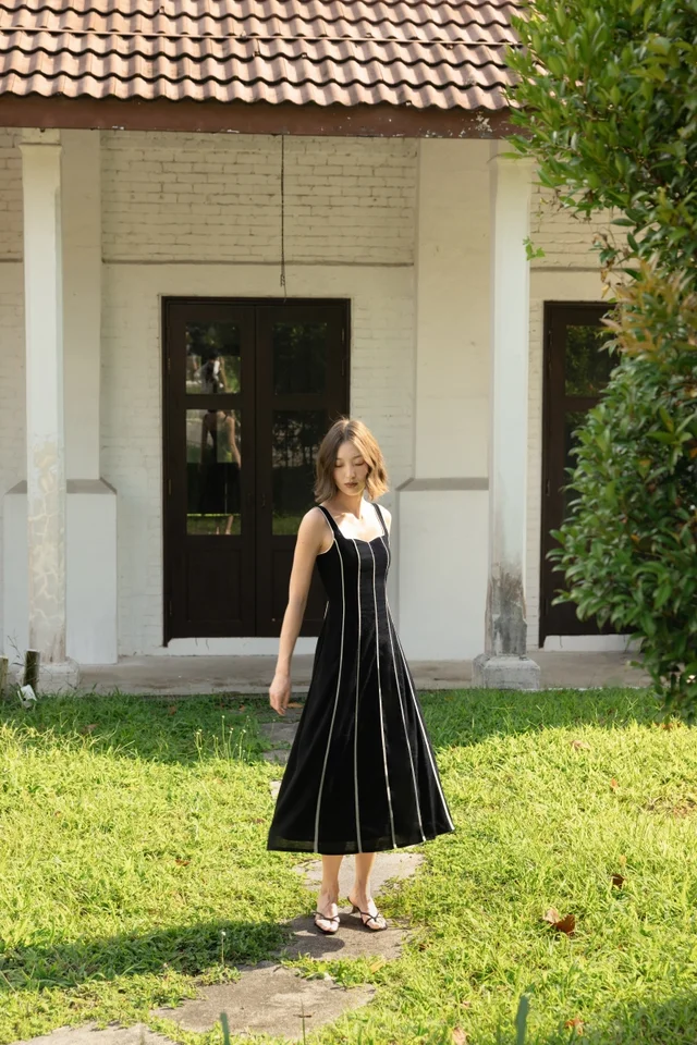 FENNA PADDED LINEN CONTRAST PIPING PANELLED MAXI DRESS (BLACK)