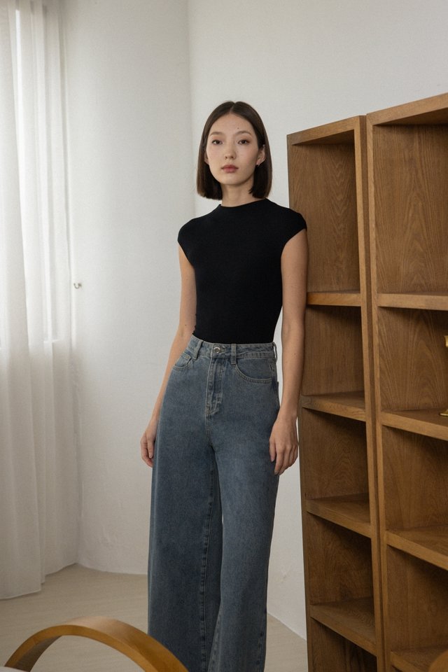 BERNADETTE MOCK NECK CAPPED SLEEVE TOP (BLACK)