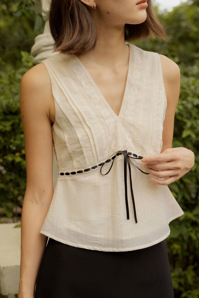 HELMI V-NECK LACE PANEL RIBBON TOP