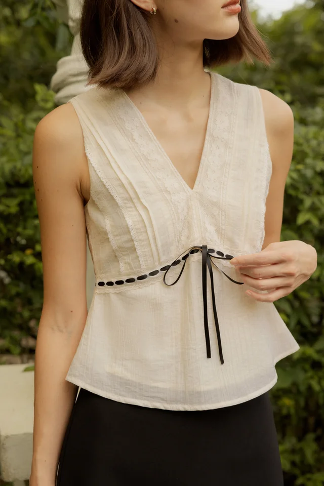 HELMI V-NECK LACE PANEL RIBBON TOP