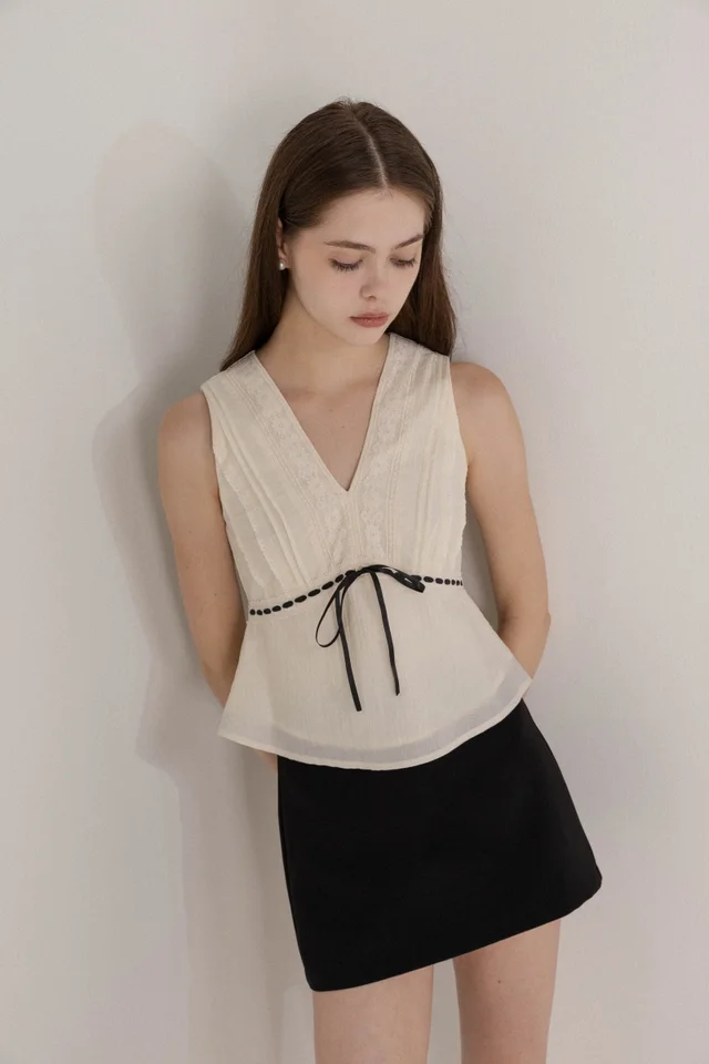 HELMI V-NECK LACE PANEL RIBBON TOP