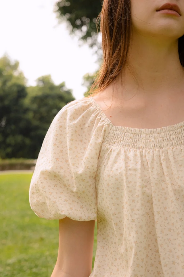 ZAPHIRA PADDED SMOCKED NECK BUBBLE SLEEVE TIE-BACK BLOUSE (FLORAL)