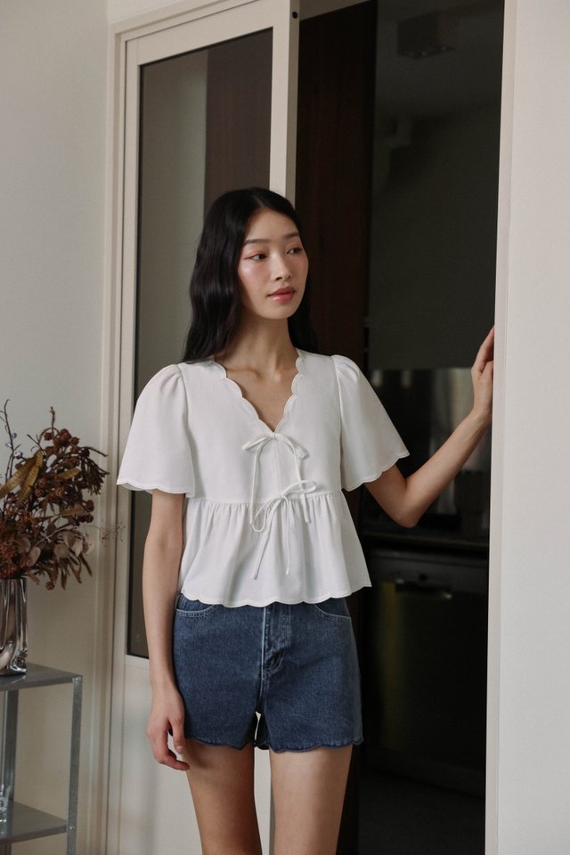 VIVIANA SCALLOP TRIM FLUTTER SLEEVE RIBBON TOP (WHITE)