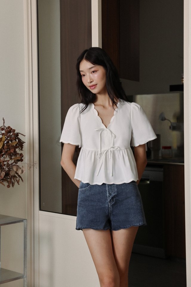 VIVIANA SCALLOP TRIM FLUTTER SLEEVE RIBBON TOP (WHITE)