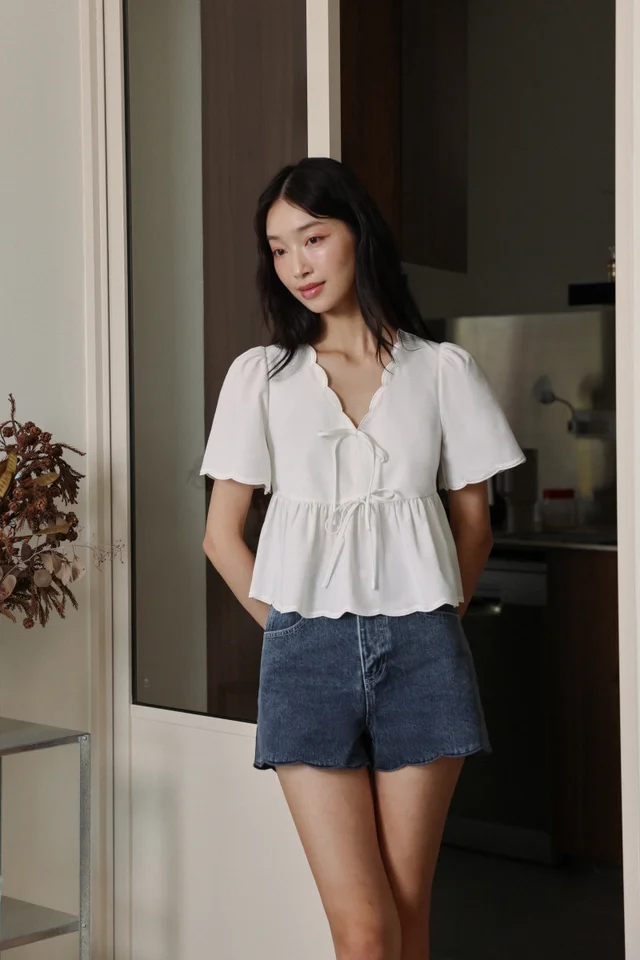 VIVIANA SCALLOP TRIM FLUTTER SLEEVE RIBBON TOP (WHITE)