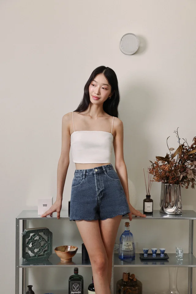 SIDEKICK SCALLOP HEM DENIM SHORTS