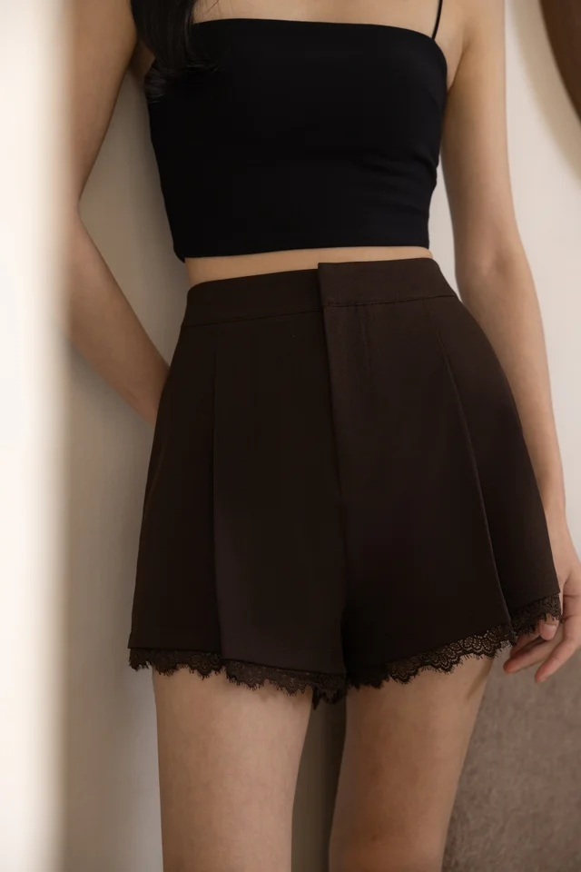 DAKOTA PLEATED LACE HEM SHORTS (BROWN)