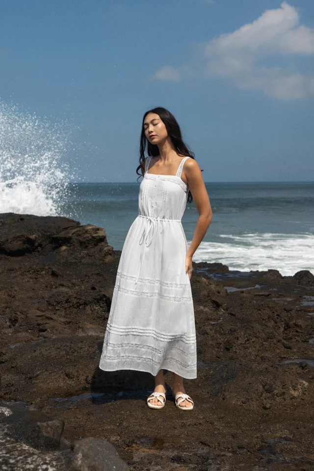 KIRA PADDED LACE INSERT PINTUCK BUTTON DRAWSTRING DRESS (WHITE)