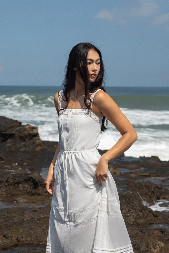 KIRA PADDED LACE INSERT PINTUCK BUTTON DRAWSTRING DRESS (WHITE)