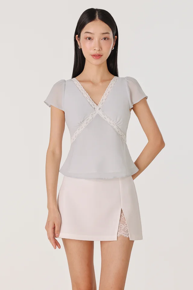 MELIORA PADDED CHIFFON LACE TRIM FLUTTER SLEEVE TOP
