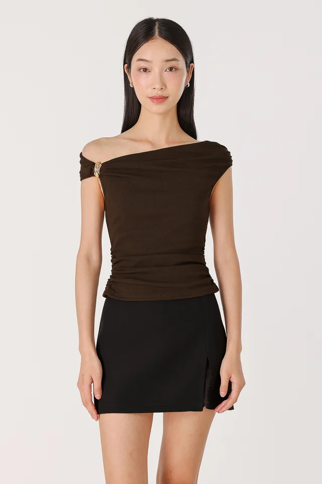 VONNIE PADDED METAL ACCENT SLANT SHOULDER RUCHED TOP (ESPRESSO)