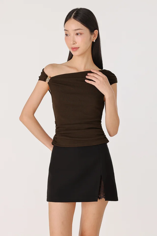 VONNIE PADDED METAL ACCENT SLANT SHOULDER RUCHED TOP (ESPRESSO)