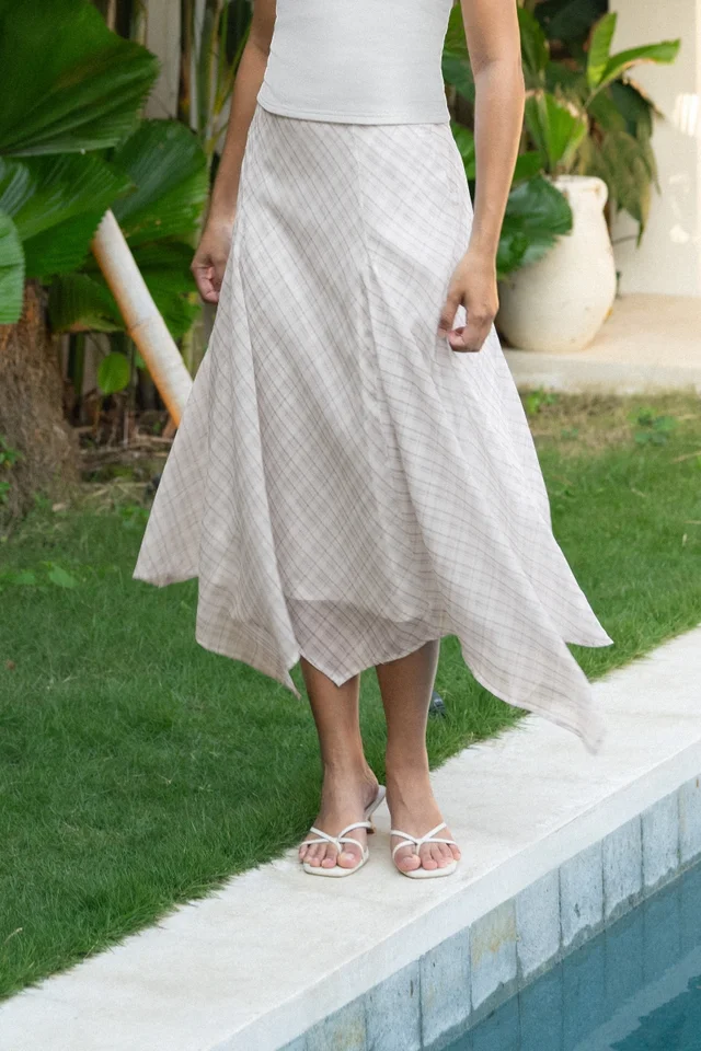 EMELIA HANDKERCHIEF MIDAXI SKIRT (PLAID)