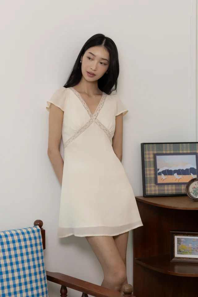 MELIORA PADDED CHIFFON LACE TRIM FLUTTER SLEEVE DRESS