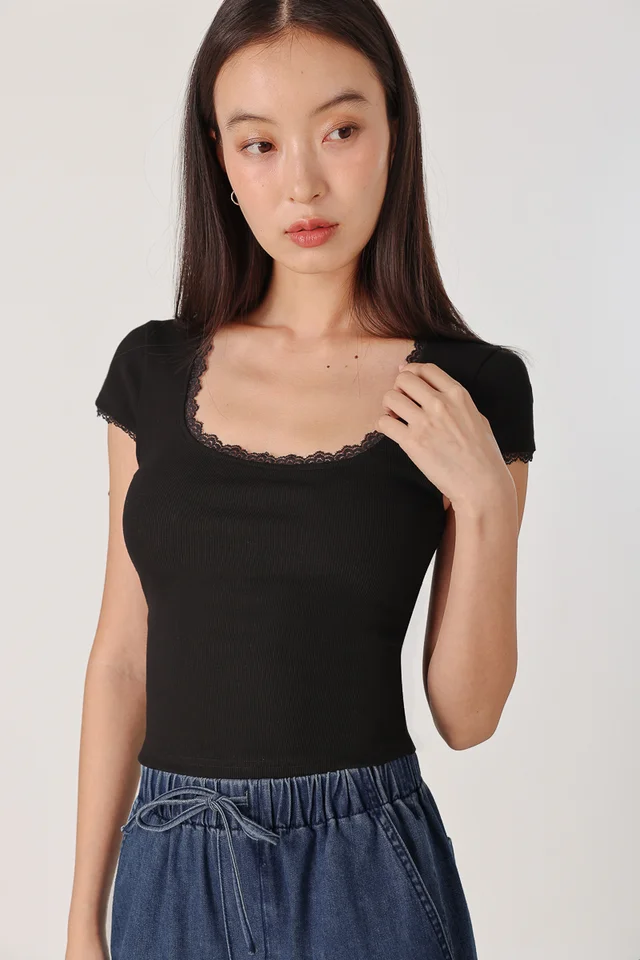 WYNN PADDED CAP SLEEVE SQUARE NECK LACE TRIM TOP (BLACK)