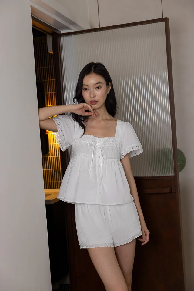 TINSLEY EYELET TRIM RIBBON BABYDOLL SLEEVE TOP