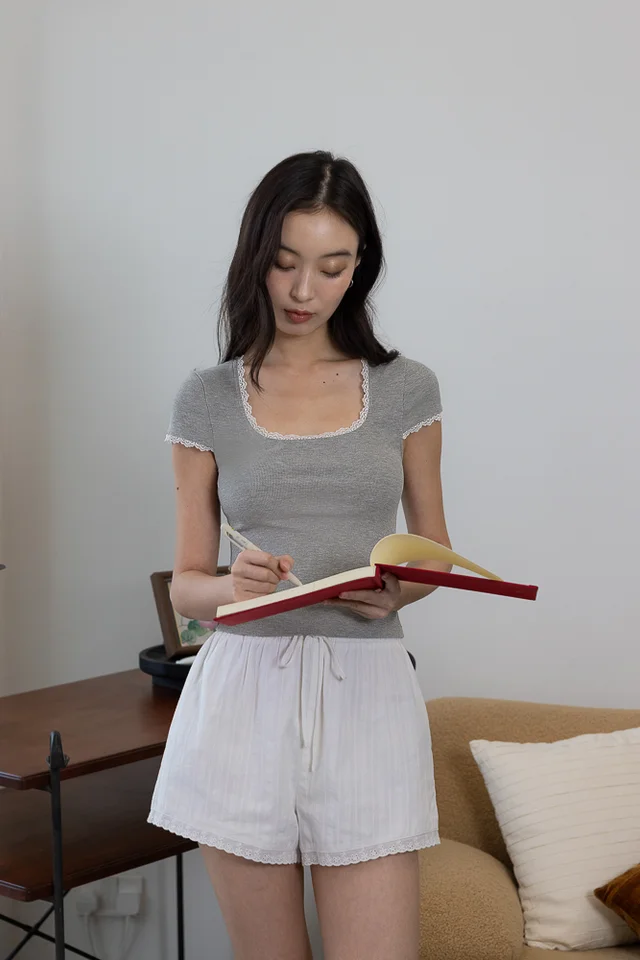 WYNN PADDED CAP SLEEVE SQUARE NECK LACE TRIM TOP (GREY)