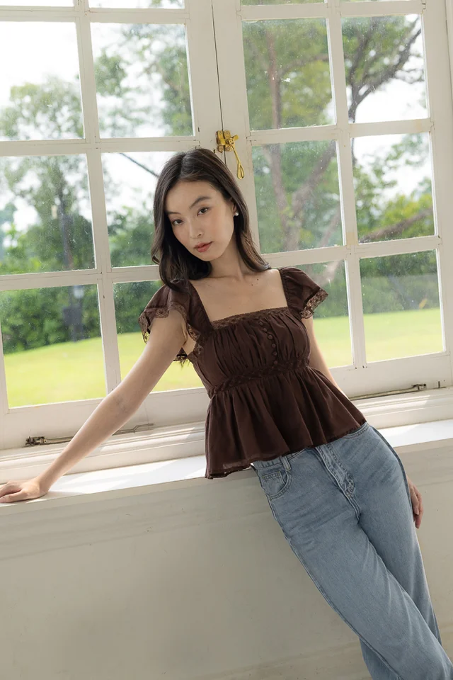 XYLIA PADDED CHIFFON LACE INSERT FLUTTER SLEEVE TOP (ESPRESSO)