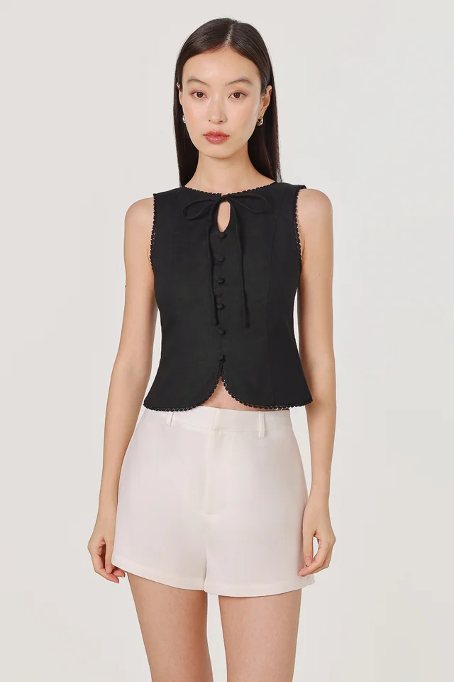 YVAINE LINEN RIBBON KEYHOLE BUTTON TOP (BLACK)